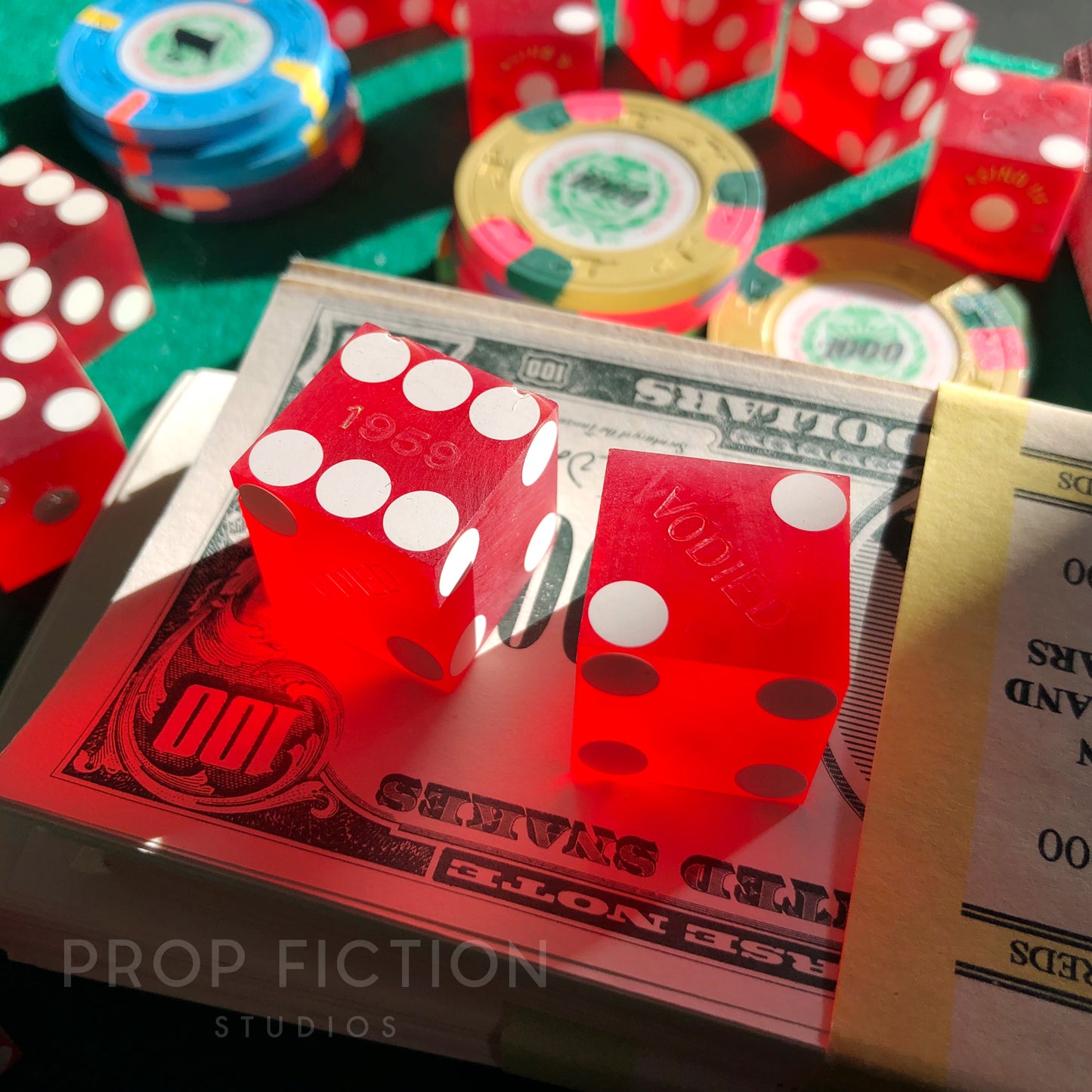 James Bond 007 Cosplay Display: Licence to Kill - Pair of Vintage Prop Casino de Isthmus Dice