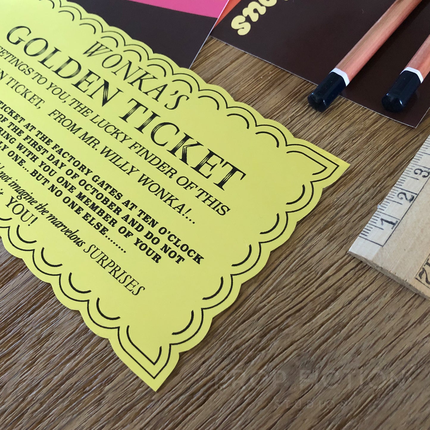 Willy Wonka & the Chocolate Factory - Prop Wrapper and Golden Ticket Display Set