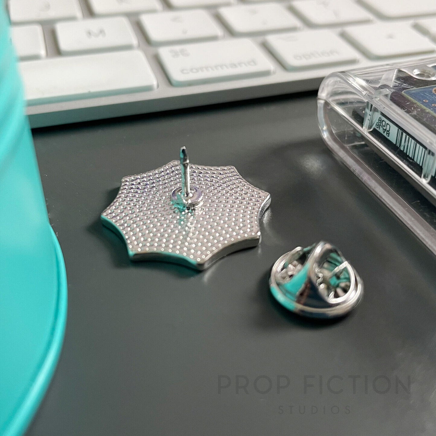 Umbrella Corporation: Prop Costume Cosplay Badge / Popular Culture Lapel Pin