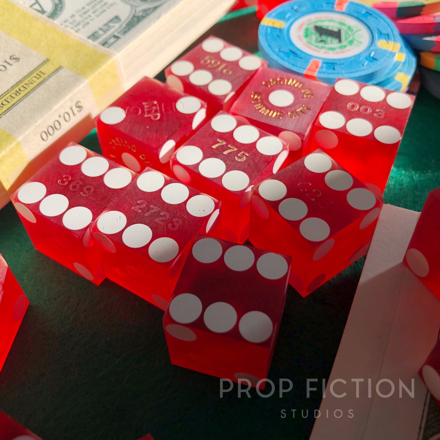 James Bond 007 Cosplay Display: Licence to Kill - Pair of Vintage Prop Casino de Isthmus Dice